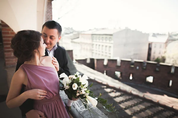 古い町 - カップルの結婚式で新郎新婦 — ストック写真