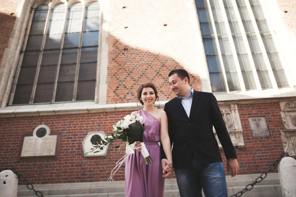 Elegáns szép esküvő házaspár pózol egy templom közelében. Krakkó — Stock Fotó