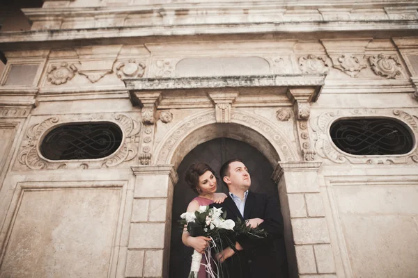 Elegante bella coppia di nozze in posa vicino a una chiesa. Cracovia — Foto Stock