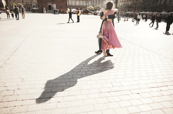 Esküvői. gyönyörű pár, menyasszony, rózsaszín ruha, séta az óváros, Krakkó, a shadows — Stock Fotó