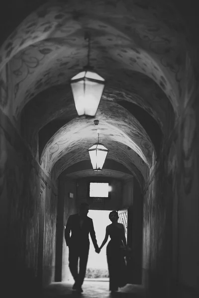 Casamento casal em grande túnel velho futurista — Fotografia de Stock