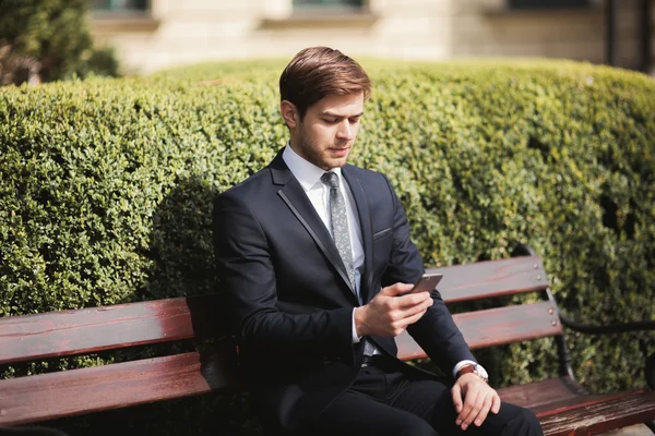 Telefone inteligente móvel nas mãos de um homem de negócios — Fotografia de Stock