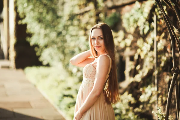 Atrakcyjna, młoda kobieta z długa suknia, ciesząc się jej czasu na zewnątrz w tle sunset park — Zdjęcie stockowe