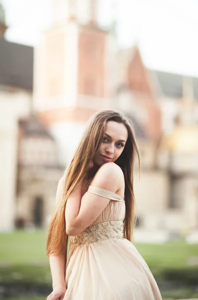 Ragazza in lussuoso abito lungo sulla strada della città vecchia — Foto Stock