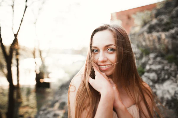 Bella giovane donna con abito lungo ritratto primo piano — Foto Stock