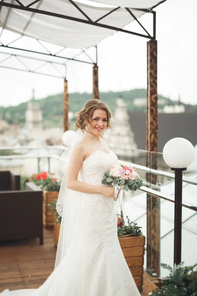 Bruid houden grote bruiloft boeket op ceremonie met perfecte landschap — Stockfoto