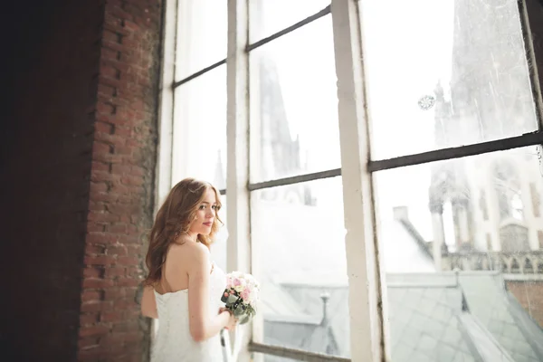 Elegante bela noiva de casamento posando perto de grande arco janela — Fotografia de Stock