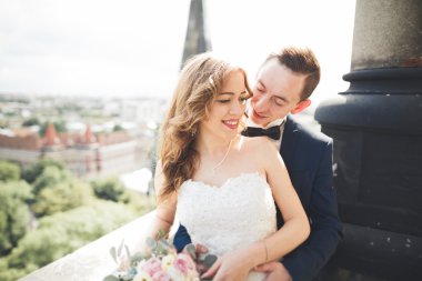 Muhteşem bir düğün çifti eski Lviv şehrinde yürüyor.