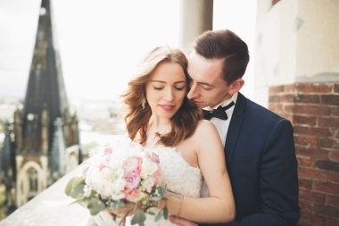 Muhteşem bir düğün çifti eski Lviv şehrinde yürüyor.