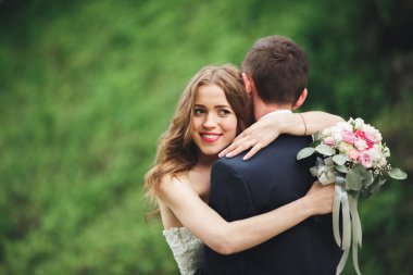 Nea kayalar poz neşeli evli evlilik çift