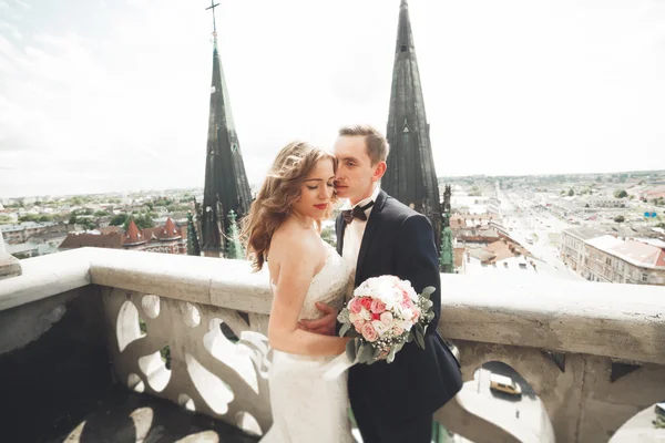 Pasangan pengantin yang cantik berjalan di kota tua Lviv — Stok Foto