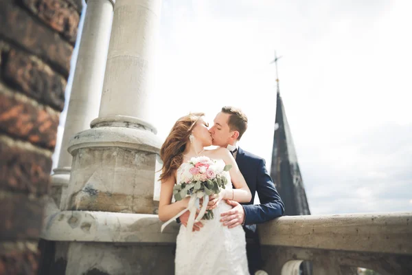 Hermosa pareja de boda caminando en la ciudad vieja de Lviv — Foto de Stock