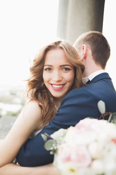 Gorgeous wedding couple walking in the old city of Lviv — Stock Photo, Image