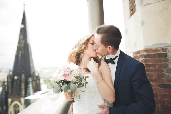 Hermosa pareja de boda caminando en la ciudad vieja de Lviv — Foto de Stock