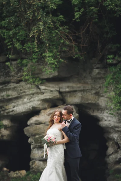 Glad gift bröllop par poserar nea stenar — Stockfoto
