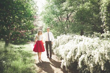 Şık güzel mutlu düğün çift öpüşme ve Botanik Bahçesi içinde kucaklayan