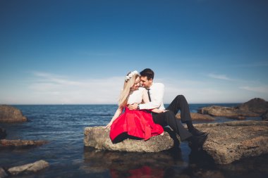 Sevimli gelin, manzara, dağlar ve denizin muhteşem Düğün çifti üzerinde zarif damat