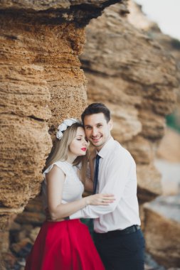 Romantik sevgi dolu çift kayalar ve taşlar Sahilde yürüyüş