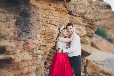 Romantik sevgi dolu çift kayalar ve taşlar Sahilde yürüyüş