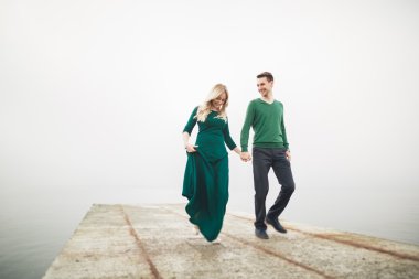 İskelede, genç ailede mutlu çift harcama balayı tatil lüks Adaları seviyorum