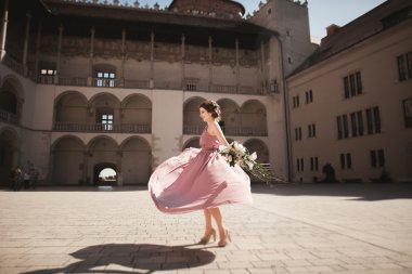 Düğün, Gelin Vavel, Krakow eski kale yanında duruyor
