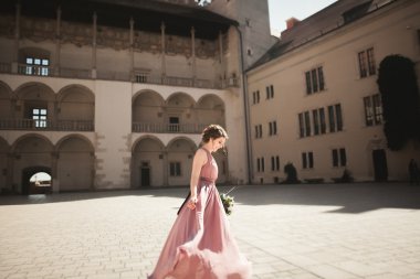 Düğün, Gelin Vavel, Krakow eski kale yanında duruyor