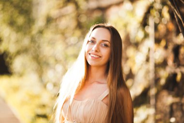 Uzun elbise dışında onun zaman içinde park günbatımı geçmiş zevk çekici genç kadın