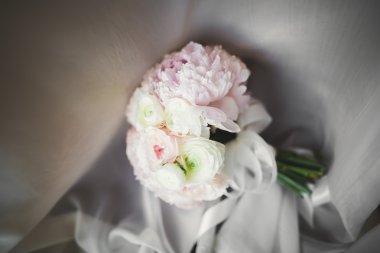 Farklı çiçeklerden oluşan lüks bir düğün buketi.