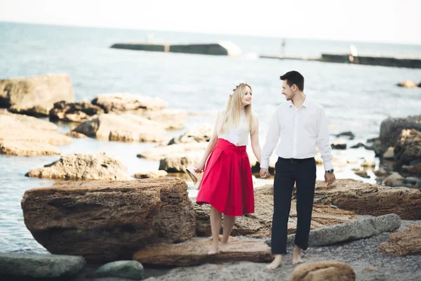 Encantadora novia, elegante novio en los paisajes de las montañas y el mar Hermosa pareja de boda — Foto de Stock