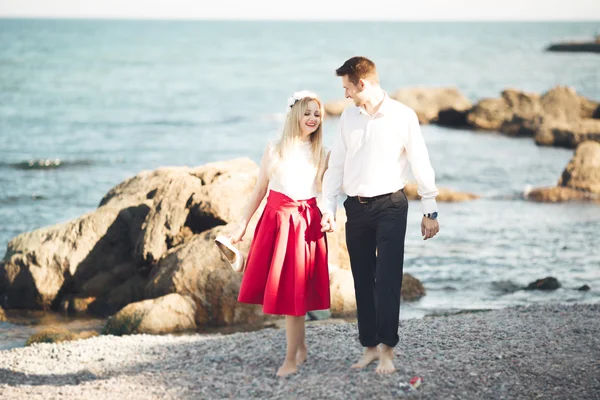 Чарівна наречена, елегантний наречений на пейзажах гір і моря Чудова весільна пара — стокове фото