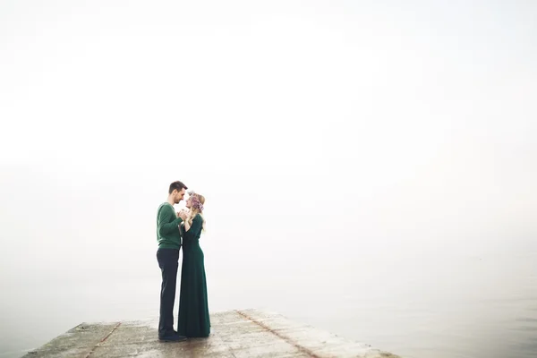 Couple heureux sur la jetée, jeune famille amoureuse passer des vacances de lune de miel îles de luxe — Photo