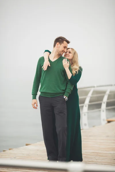 Couple heureux sur la jetée, jeune famille amoureuse passer des vacances de lune de miel îles de luxe — Photo