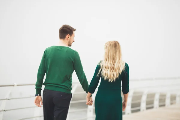 Casal feliz no cais, jovem família apaixonada passar lua de mel férias ilhas de luxo — Fotografia de Stock