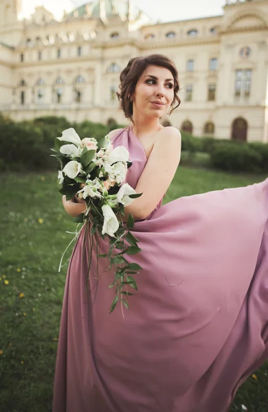 A bela mulher, noiva em vestido rosa com grande buquê — Fotografia de Stock