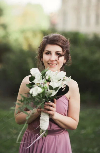 Schöne Braut, Mädchen im Freien posiert mit Strauß — Stockfoto