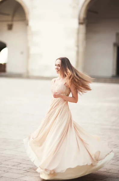 Hermosa chica, modelo con el pelo largo posando en el viejo castillo cerca de columnas. Cracovia Vavel — Foto de Stock