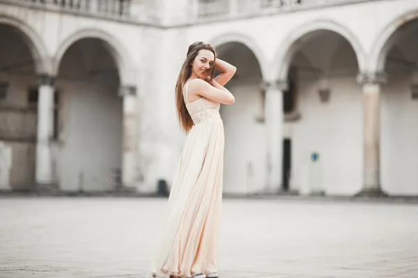 Hermosa chica, modelo con el pelo largo posando en el viejo castillo cerca de columnas. Cracovia Vavel — Foto de Stock