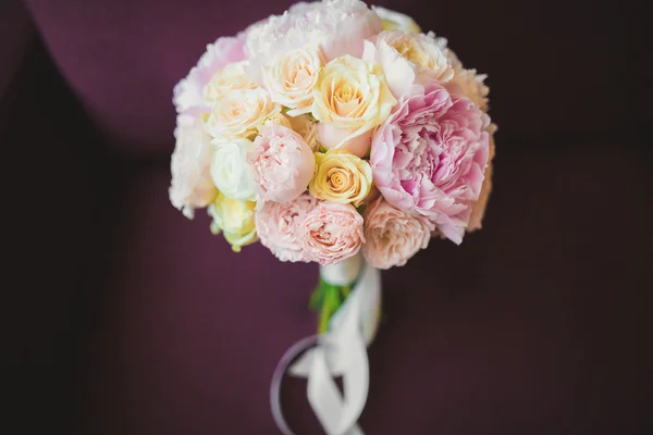 Wunderbarer luxuriöser Hochzeitsstrauß aus verschiedenen Blumen — Stockfoto