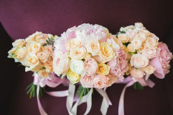 Wunderbarer luxuriöser Hochzeitsstrauß aus verschiedenen Blumen — Stockfoto