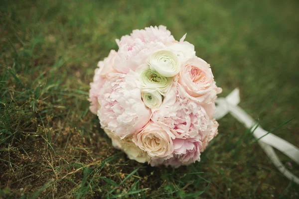 Maravilloso ramo de boda de lujo de diferentes flores —  Fotos de Stock