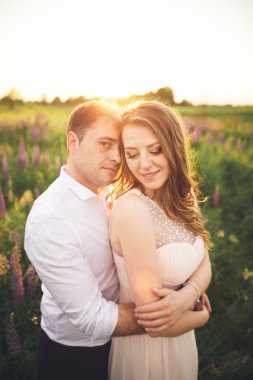 Duygusal güzel gelin sarılma yeni evli damat alan closeup günbatımında arkasından