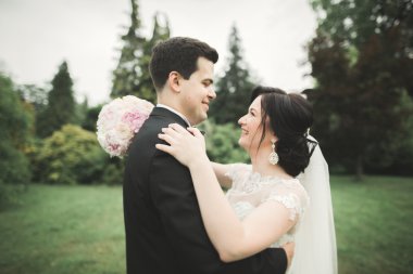 Genç ve güzel bir çiftin yakın çekimi.