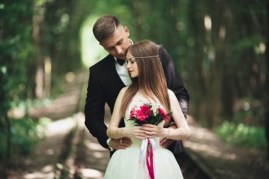 Genç düğün çift, gelin ve damat bir demiryolundan poz