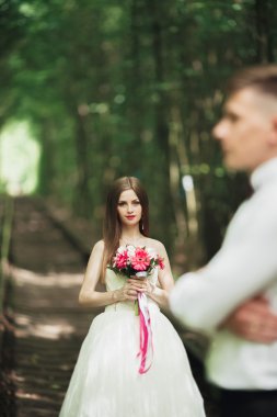 Güzel gelin ona düğün gününde parkta poz