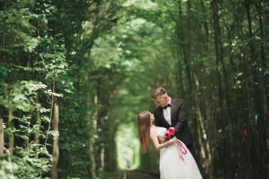 Genç düğün çift, gelin ve damat bir demiryolundan poz