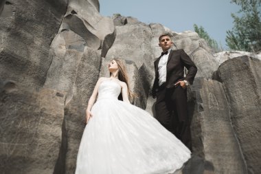 Muhteşem gelin, damat öpüşme ve sarılma Gösterim çarpıcı uçurum yakın: