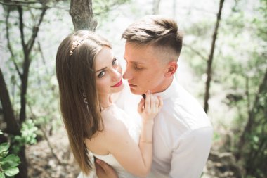 Öpüşen düğün çifti güzel manzarada kalıyor.