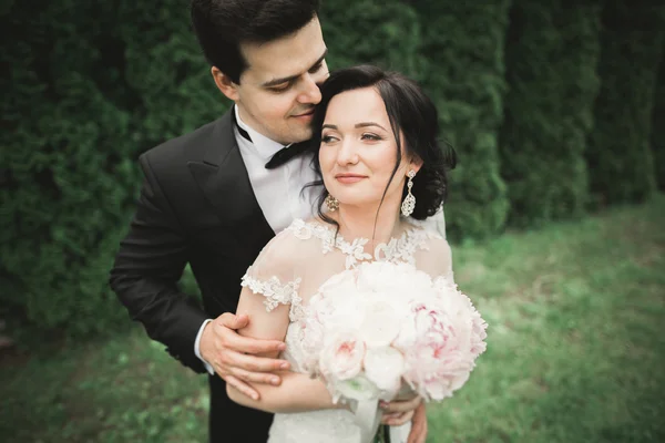 Casal de casamento perfeito segurando buquê de luxo de flores — Fotografia de Stock