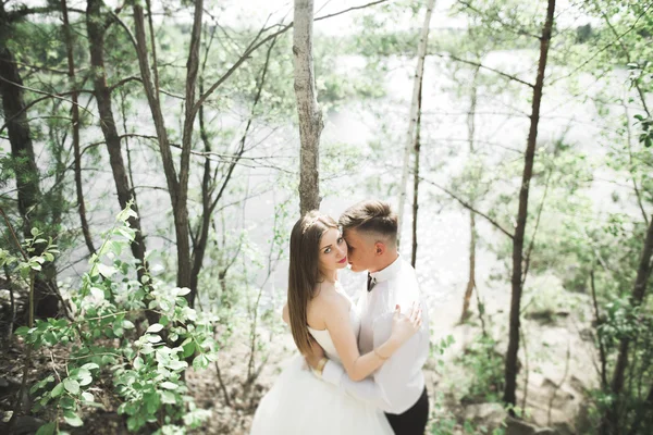 Casal de casamento beijando ficar sobre bela paisagem — Fotografia de Stock