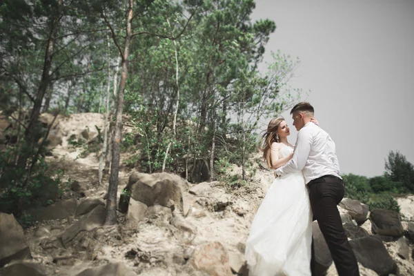 Magnifique mariée, marié embrasser et embrasser près des falaises avec une vue imprenable — Photo